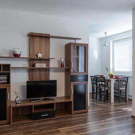 Sgl Liptovska With Free Parking Apartment Trencin